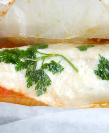 Papillote de bar à la concassée de tomates et oignons