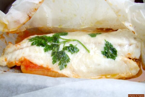 Papillote de bar à la concassée de tomates et oignons