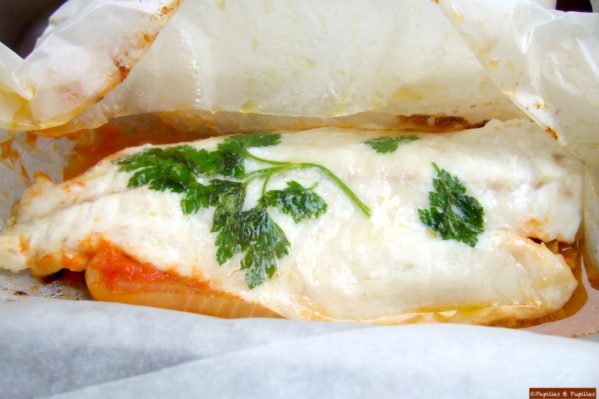 Papillote de bar à la concassée de tomates et oignons