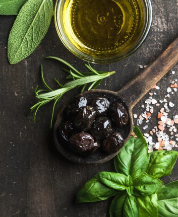 Sauce aux olives noires de Jamie Oliver © Foxys Forest Manufacture. shutterstock