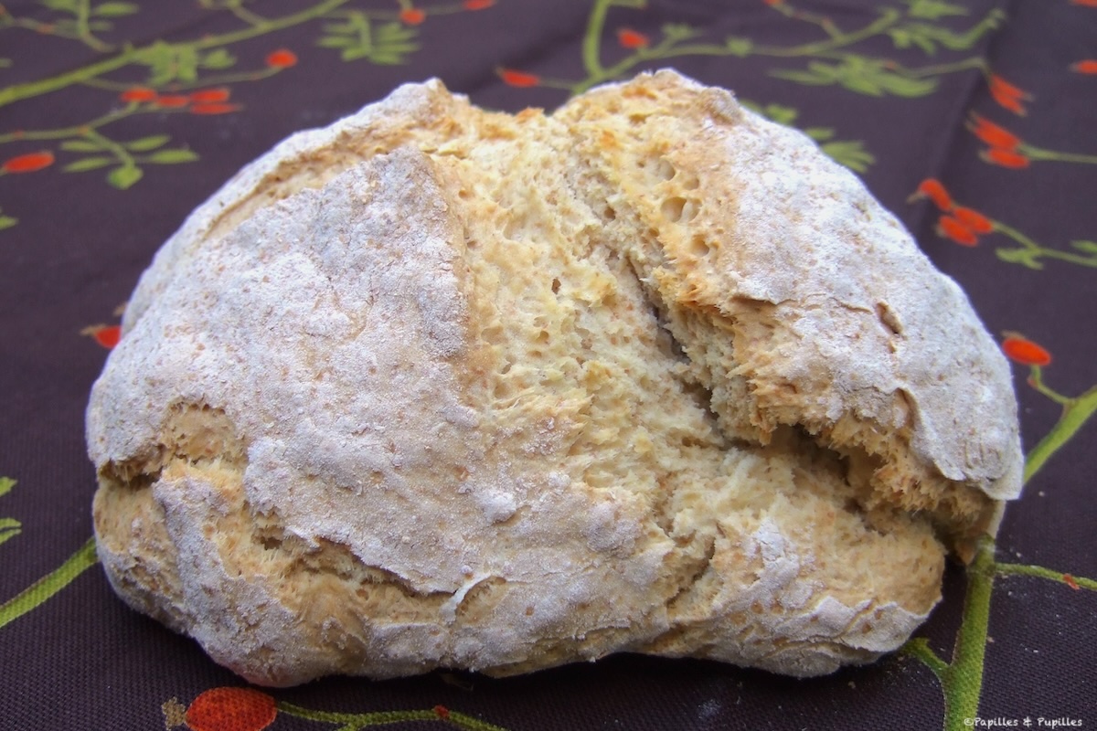 Soda bread irlandais traditionnel après cuisson