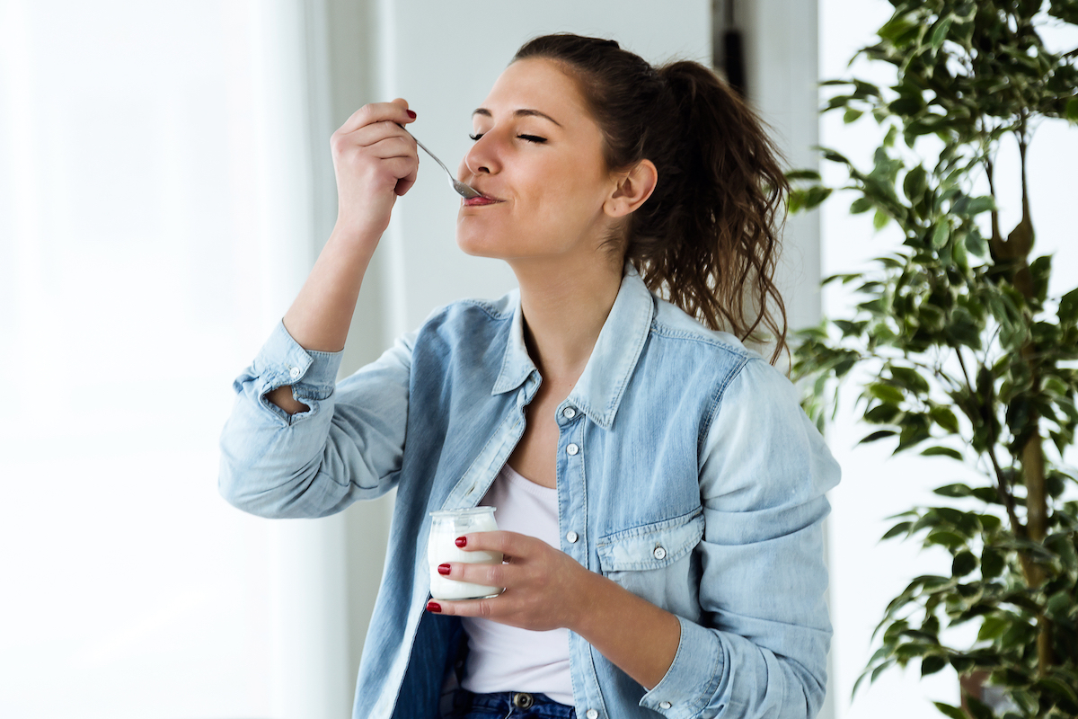 Yaourt nature dans un pot, pour illustrer une dégustation de yaourts et desserts Bonne Maman