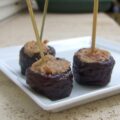 Brochettes de pruneaux aux rillettes