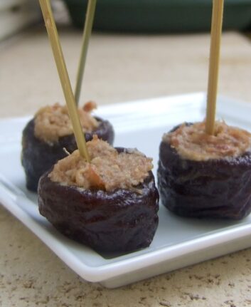 Brochettes de pruneaux aux rillettes