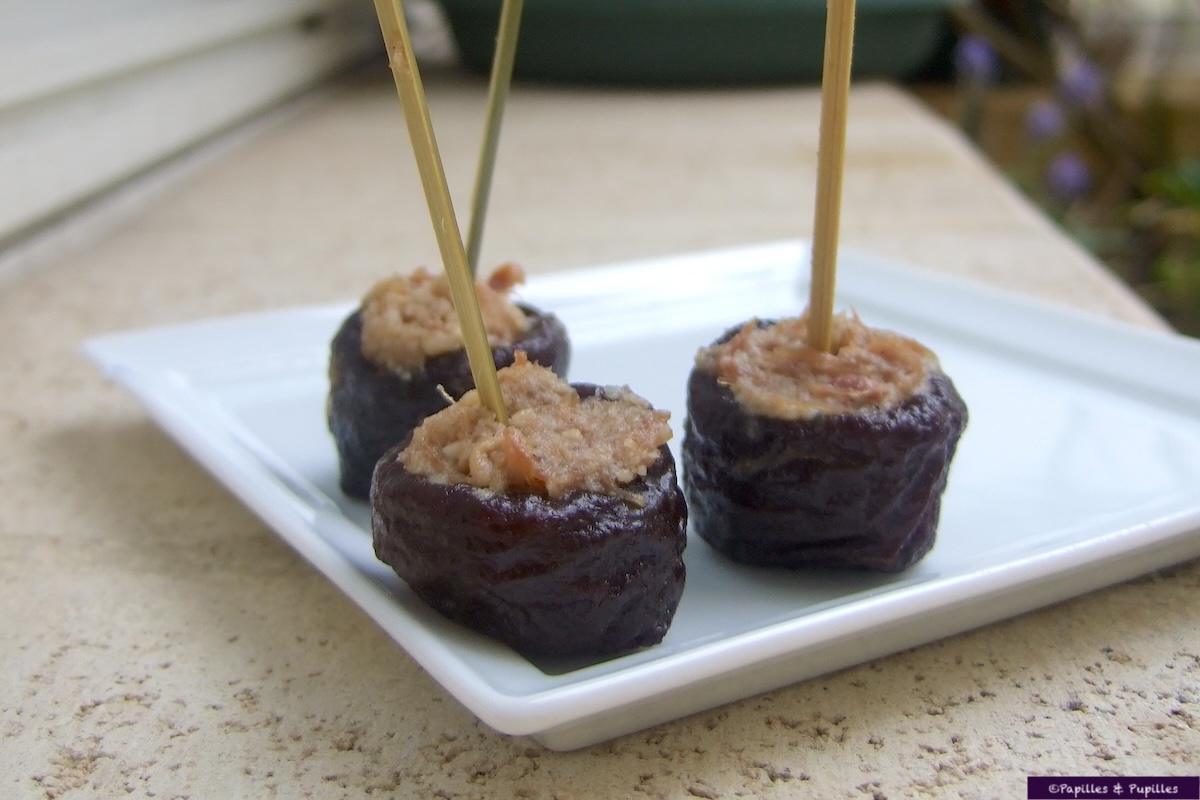 Brochettes de pruneaux aux rillettes