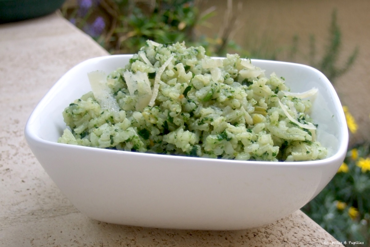 Risotto au fromage de chèvre et aux épinards servi dans une assiette