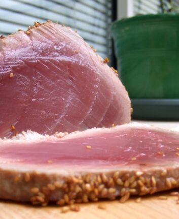 Rôti de thon rouge en croûte de sésame