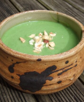 Velouté de brocolis à la purée de noisettes