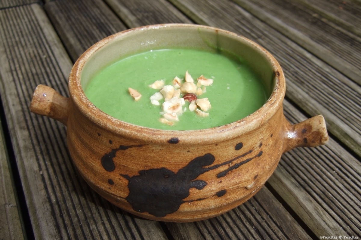 Velouté de brocolis maison avec purée de noisettes et noisettes concassées
