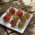 Sucettes de tomates cerises au caramel, graines de sésame au wasabi
