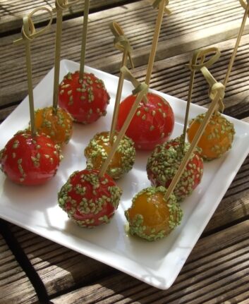 Sucettes de tomates cerises au caramel, graines de sésame au wasabi