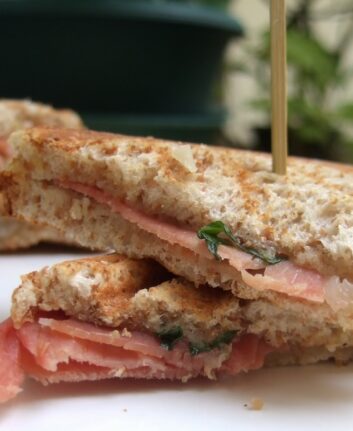 Croque Monsieur au jambon de Parme et au basilic