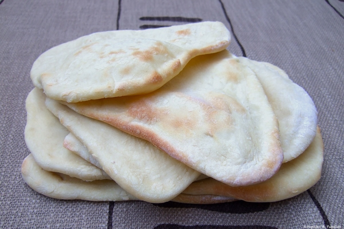 Pain libanais maison prêt à servir avec des mezzés