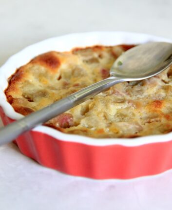 Clafoutis à la rhubarbe sans lait sans gluten ©Shutterstock