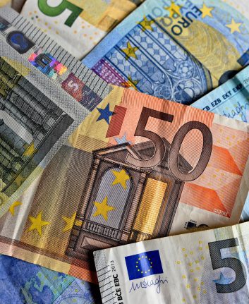 Euros ©MabelAmber CC0 Pixabay