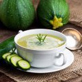 Velouté de courgettes aux herbes du jardin ©HETIZIA shutterstock