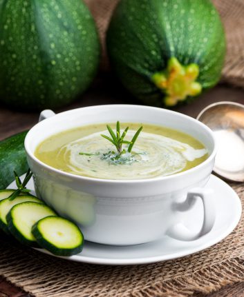 Velouté de courgettes aux herbes du jardin ©HETIZIA shutterstock