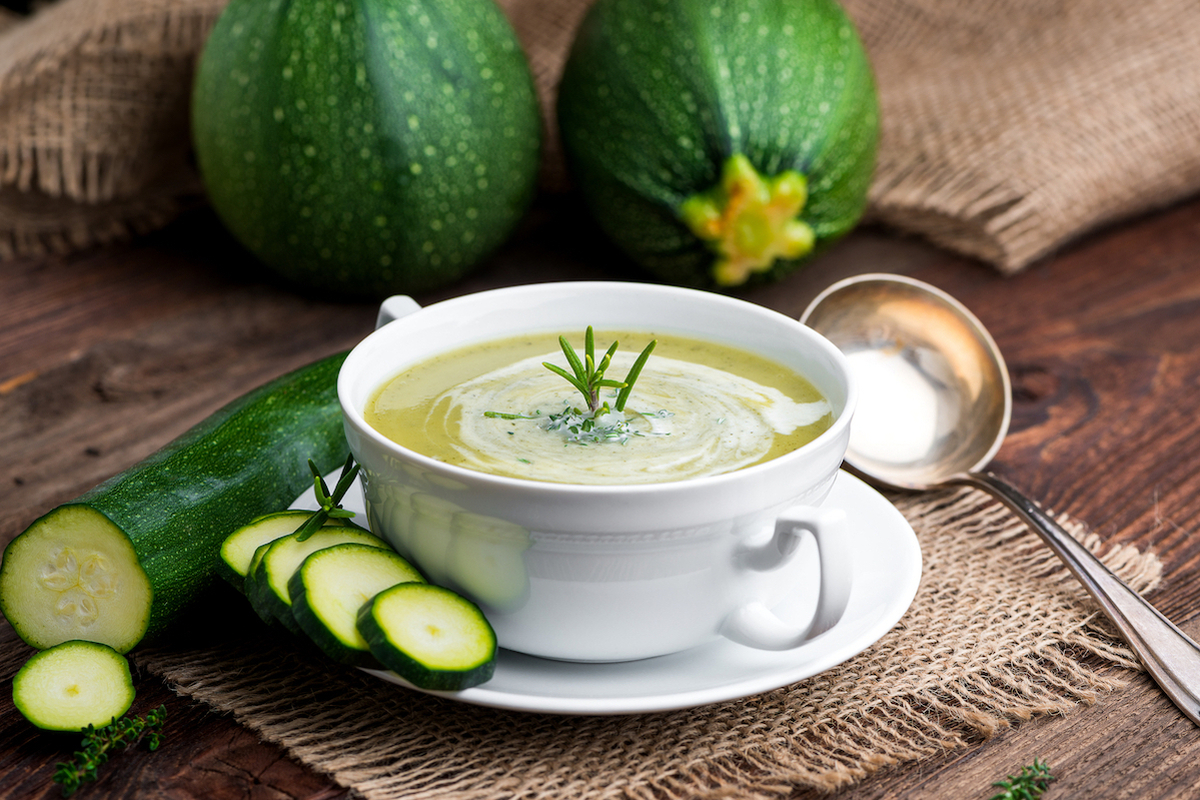 Velouté de courgettes aux herbes du jardin, soupe légère et parfumée ©HETIZIA shutterstock