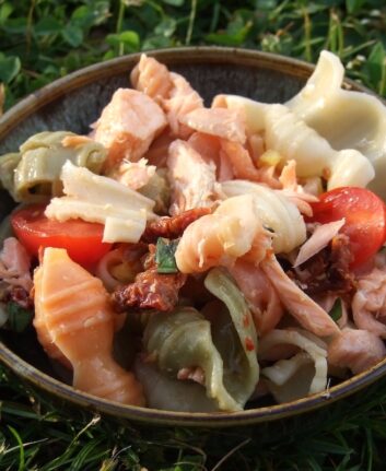 Salade de pâtes au saumon, tomates confites et basilic