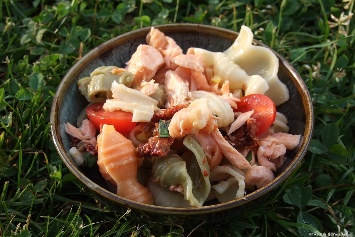 Salade de pâtes au saumon, tomates confites et basilic