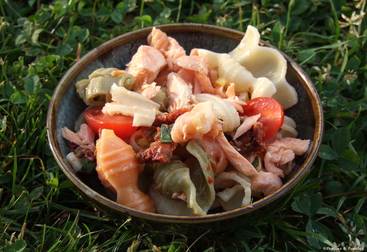Salade de pâtes au saumon, tomates confites et basilic