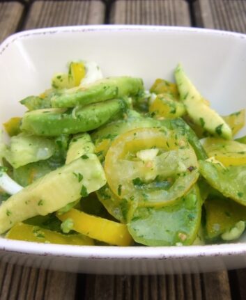 Salade toute verte aux tomates Green Zebra et à l’avocat