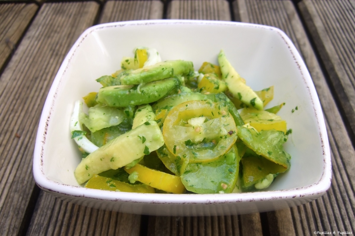 Salade toute verte aux tomates Green Zebra et à l’avocat