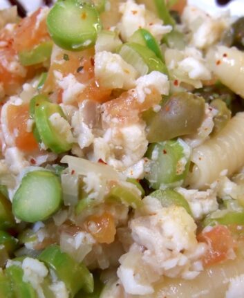 Wok de pâtes aux asperges vertes et au cabillaud