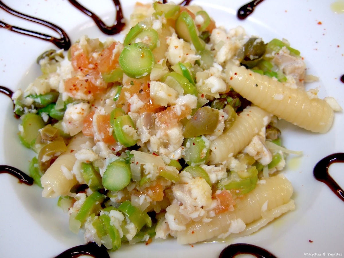 Wok de pâtes aux asperges vertes et au cabillaud