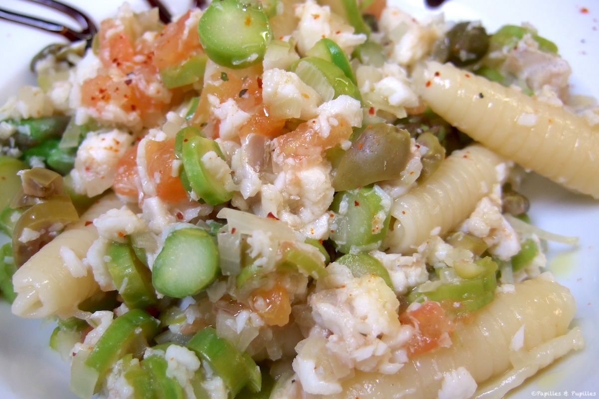 Wok de pâtes aux asperges vertes et au cabillaud