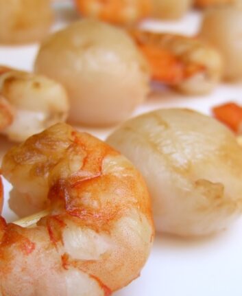 Brochettes de gamabas aux litchis