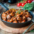 Joues de boeuf aux carottes et vin rouge © Irina Meliukh shutterstock