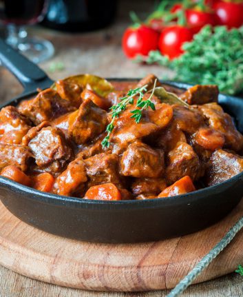 Joues de boeuf aux carottes et vin rouge © Irina Meliukh shutterstock