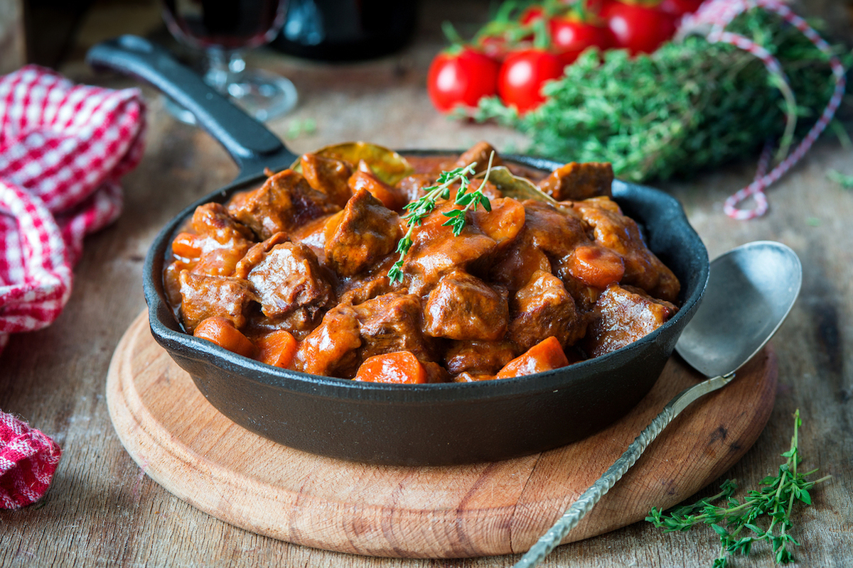 Joues de bœuf aux carottes et vin rouge, plat mijoté en sauce
