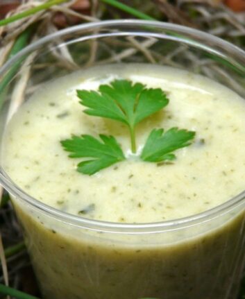 Soupe poireaux pommes de terre aux herbes du jardin