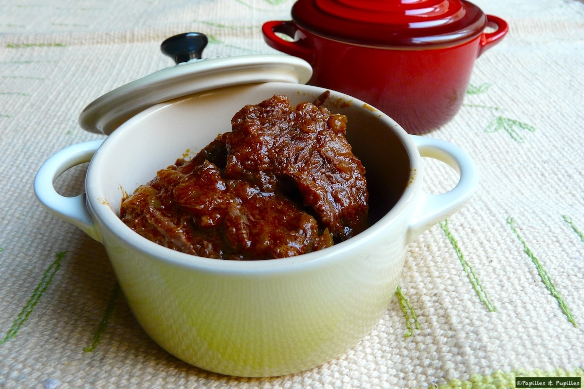 Goulash maison mijoté au paprika avec pommes de terre, servi bien chaud en cocotte
