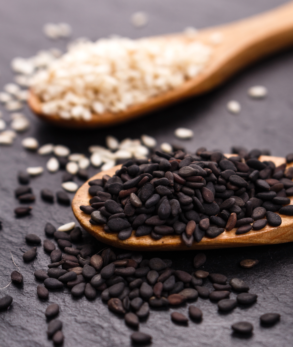 Grains de sésame noirs et blancs © Narsi shutterstock