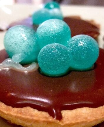 Tartelettes au chocolat et perles d’alginate au Get 27 ou l’After Eight revisité