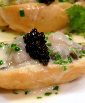 Profiteroles d'huîtres au caviar d'Aquitaine
