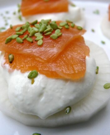 Toasts japonisants au saumon fumé et à la chantilly de wasabi