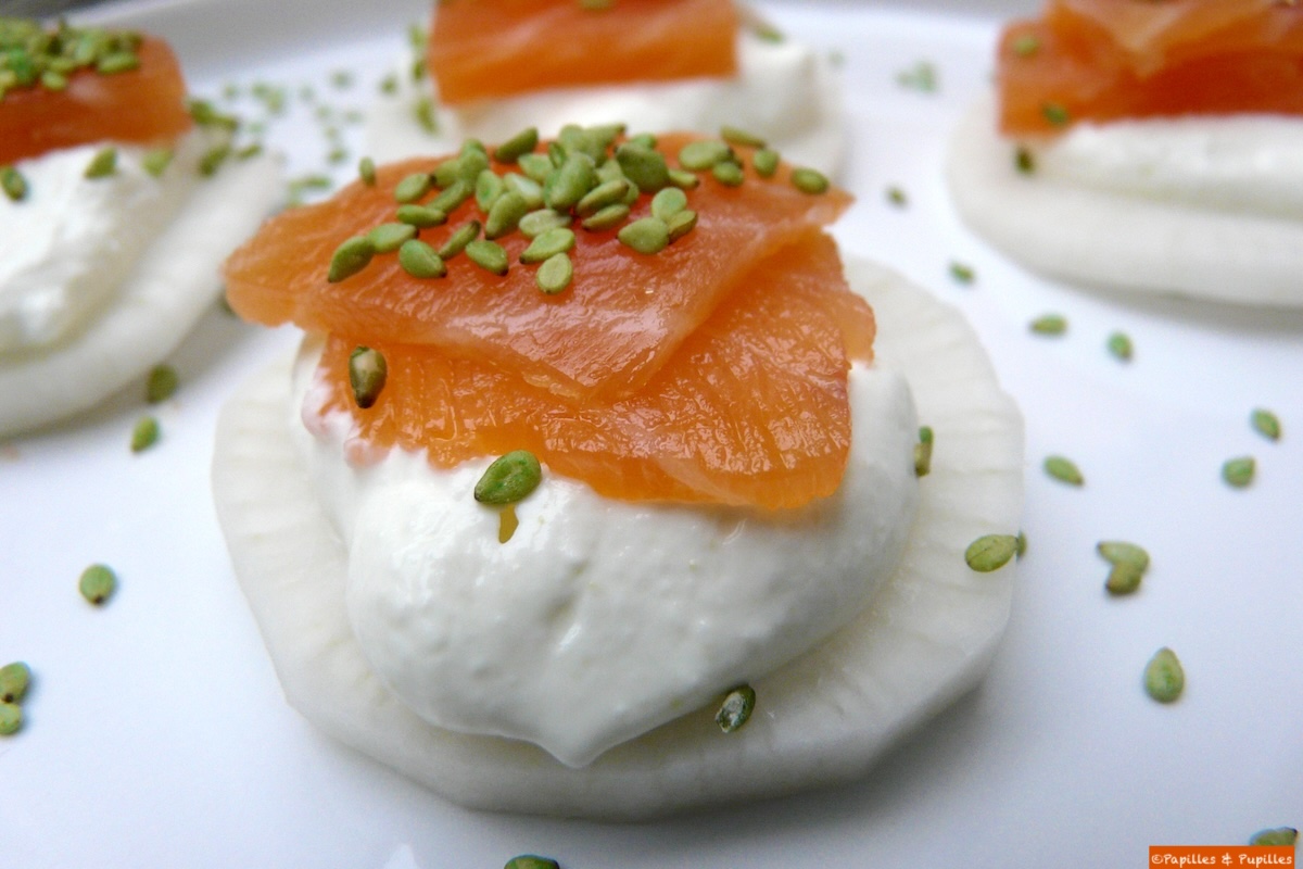 Toasts japonisants au saumon fumé et à la chantilly de wasabi 