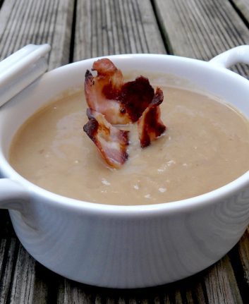 Velouté de châtaignes aux pétales de lard fumé croustillant