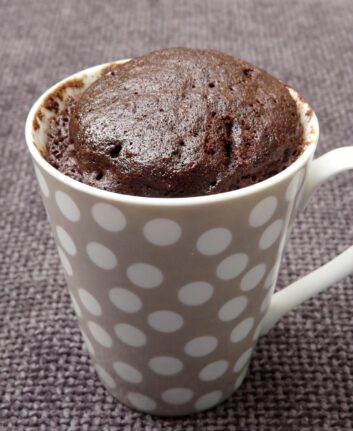 Gâteau au chocolat dans une tasse
