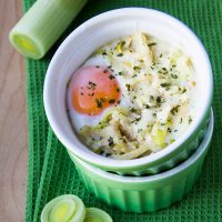 Oeufs cocotte à la fondue de poireau ©Lapina Maria shutterstock