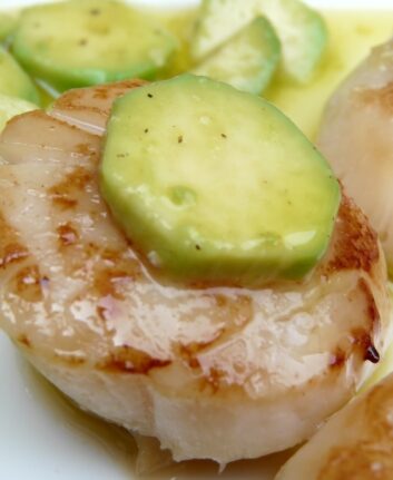 Salade de noix de Saint Jacques fumées et avocats cocktails
