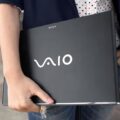 Ordinateur Vaio de Sony porté sous le bras