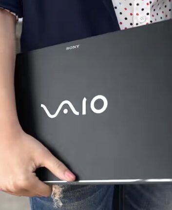 Ordinateur Vaio de Sony porté sous le bras