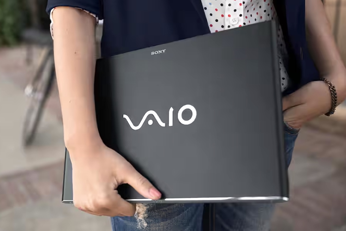 Ordinateur Vaio de Sony porté sous le bras