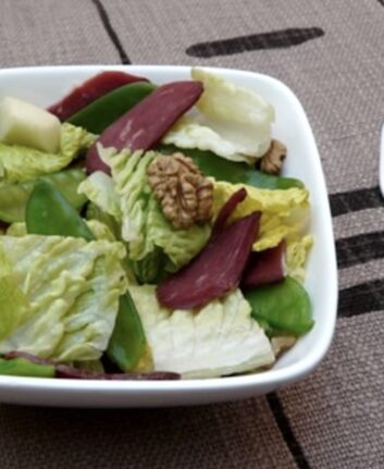 Laitue romaine aux poires, noix et magret séché