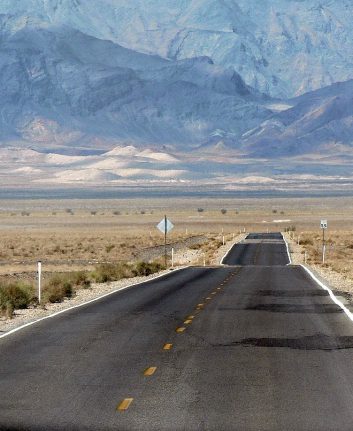 On the road ©DEZALB CC0 pixabay